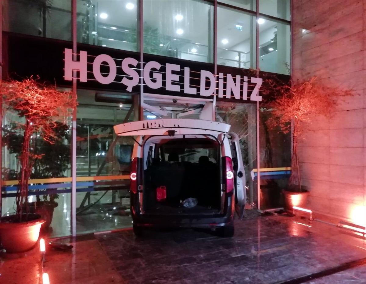 G&Uuml;NCELLEME - Kocaeli'de polisin "dur" ihtarına uymayıp belediye binasının kapısına &ccedil;arpan s&uuml;r&uuml;c&uuml;ye adli kontrol uygulandı