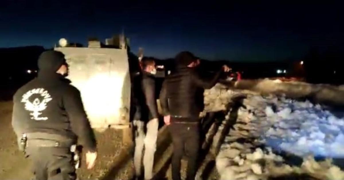 Y&uuml;ksekova merkezine inen kurdu arama &ccedil;alışmalarına polis de katıldı