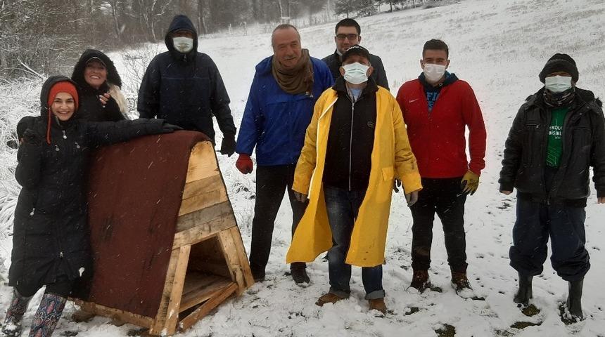 Soğuk havaya aldırış etmeden hayvanlara kul&uuml;be bıraktılar