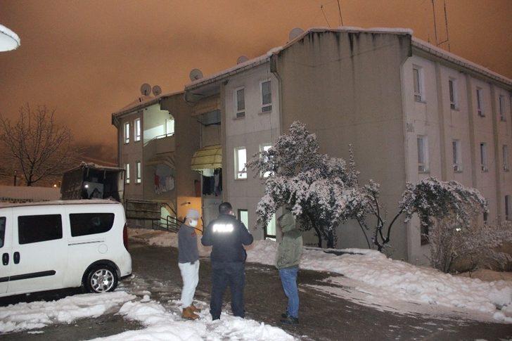 Ayrılmak için eşyalarını almaya gelen sevgilisini öldürerek cesedini rehin aldı G1