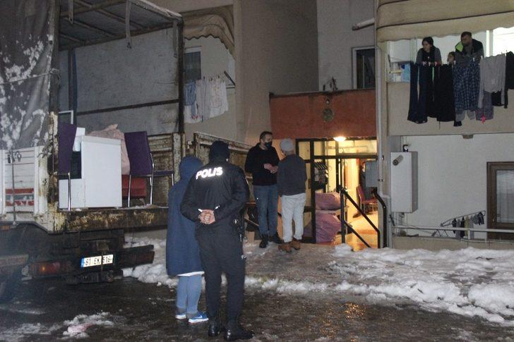 Ayrılmak için eşyalarını almaya gelen sevgilisini öldürerek cesedini rehin aldı G2