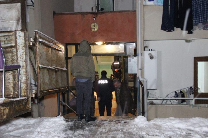 Ayrılmak için eşyalarını almaya gelen sevgilisini öldürerek cesedini rehin aldı G3