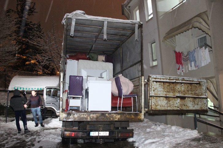 Ayrılmak için eşyalarını almaya gelen sevgilisini öldürerek cesedini rehin aldı G4