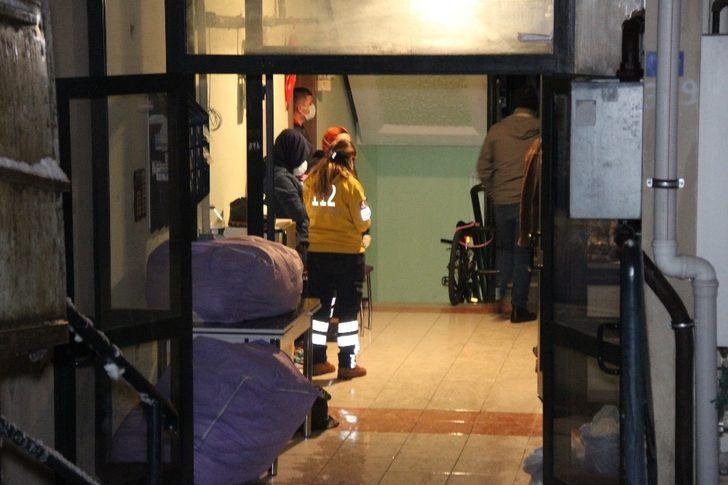 Ayrılmak için eşyalarını almaya gelen sevgilisini öldürerek cesedini rehin aldı G5