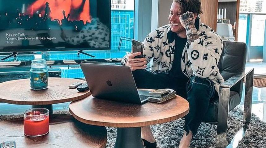 ABD’de evsiz genç iki yıl içinde milyoner oldu