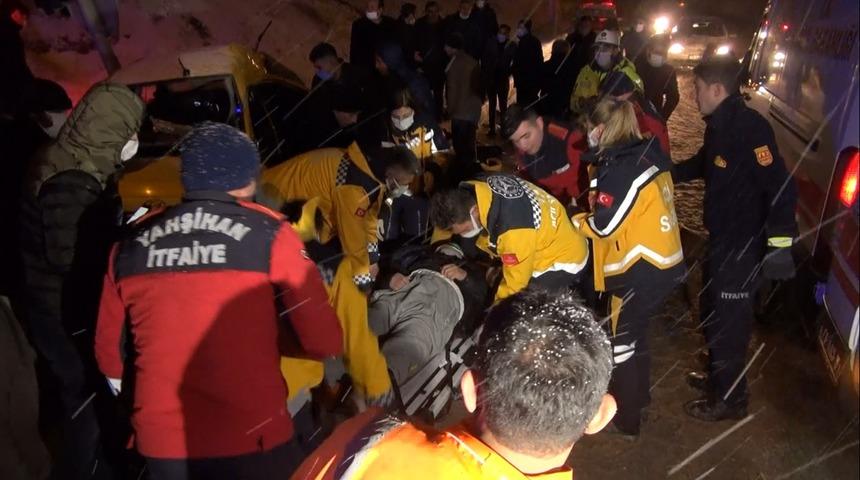 Kırıkkale'de otobüs ve iki ticari taksi çarpıştı: Ölü ve yaralılar var