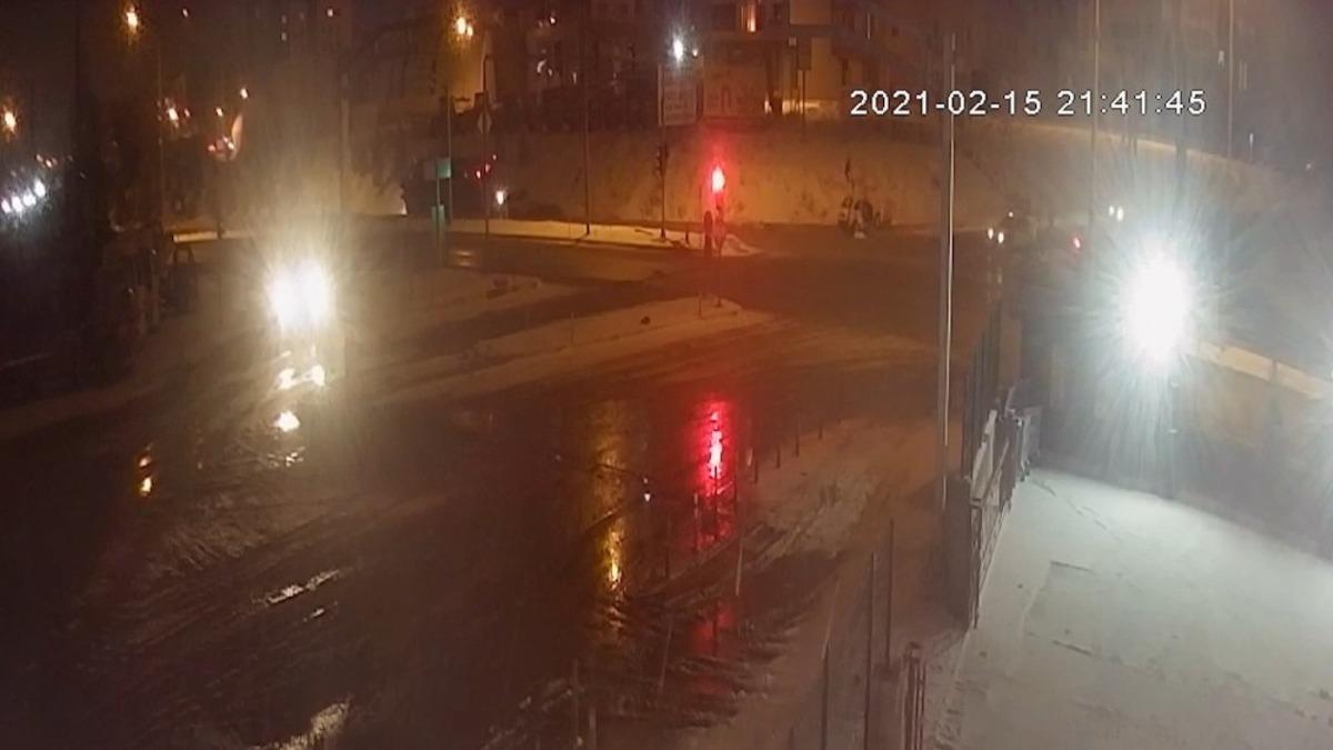 Otob&uuml;s ile ticari taksinin &ccedil;arpıştığı kaza anı kamerada: 1 &ouml;l&uuml;