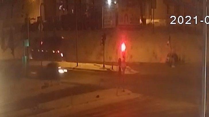 Otobüs ile ticari taksinin çarpıştığı kaza anı kamerada: 1 ölü G2