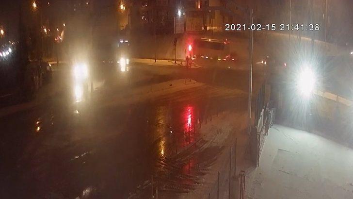 Otobüs ile ticari taksinin çarpıştığı kaza anı kamerada: 1 ölü G3