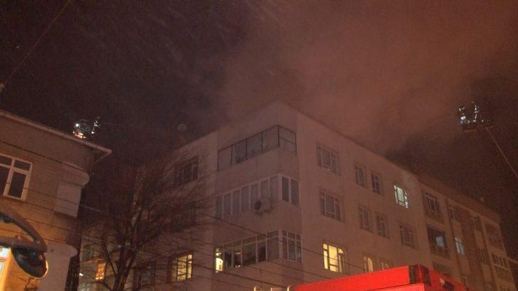 Zeytinburnu’nda 4 katlı binanın çatısı alev alev yandı G1
