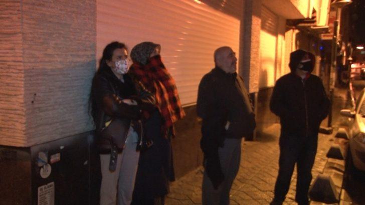 Zeytinburnu’nda 4 katlı binanın çatısı alev alev yandı G2