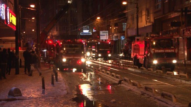 Zeytinburnu’nda 4 katlı binanın çatısı alev alev yandı G5