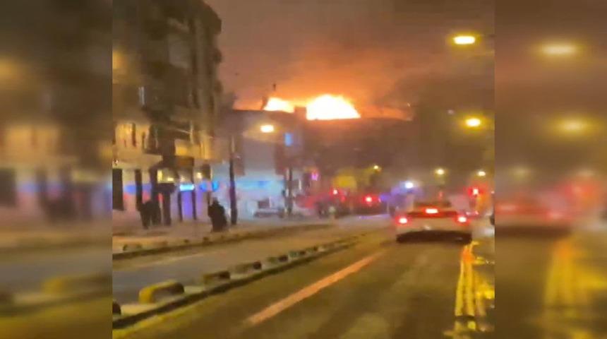 Zeytinburnu'nda 4 katlı binanın çatısı alev alev yandı