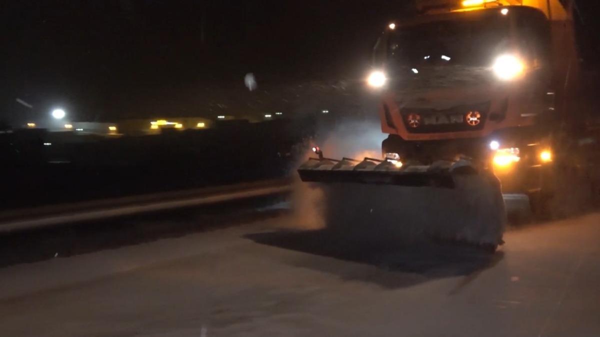 Kırıkkale&rsquo;de yol k&uuml;reme ve tuzlama &ccedil;alışmaları s&uuml;r&uuml;yor