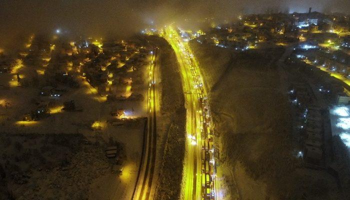 Yoğun kar yağışının kapattığı TEM, 1,5 saat sonra trafiğe açıldı