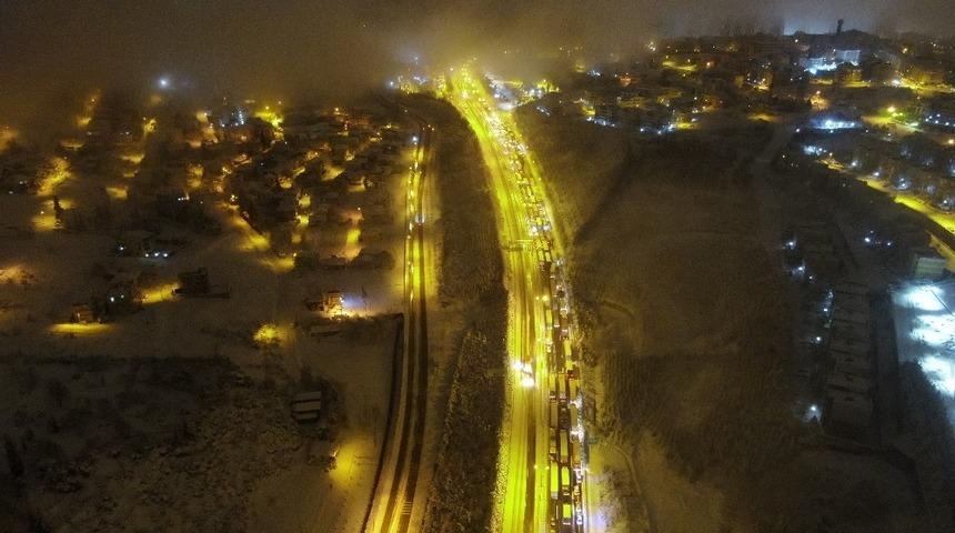 Yoğun kar yağışının kapattığı TEM, 1,5 saat sonra trafiğe a&ccedil;ıldı