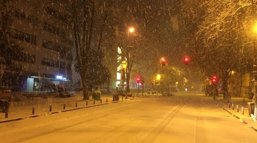 Yoğun kar yağışı Bağdat Caddesi'ni beyaza bürüdü