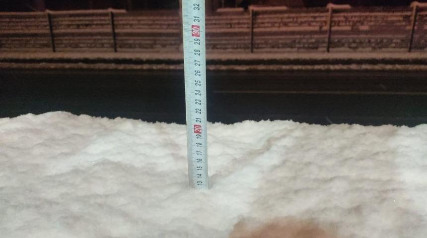 Son Dakika: Gölcük'te kar yağışı nedeniyle D-130 karayolu ulaşıma kapandı