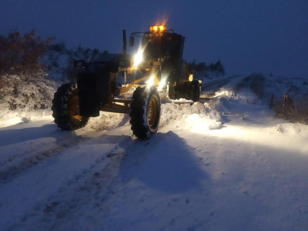 Manisa&rsquo;da karla m&uuml;cadele &ccedil;alışmaları aralıksız s&uuml;r&uuml;yor