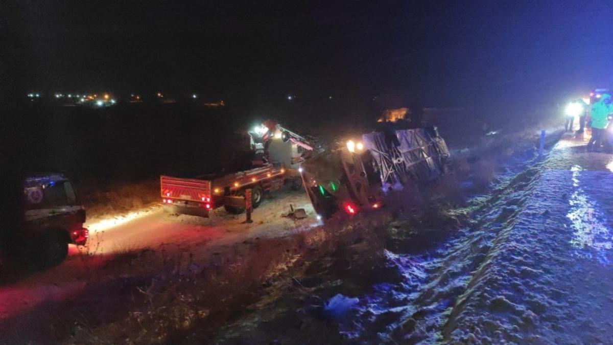 Konya&rsquo;da otob&uuml;s, otomobil ve tır karıştığı zincirleme kaza: 5 &ouml;l&uuml;, 35 yaralı