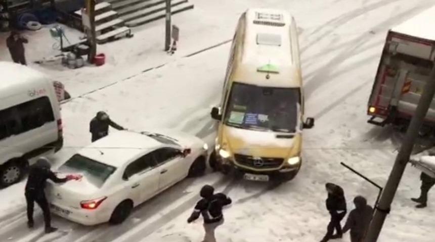 Esenyurt’ta karda kayan aracın minibüse çarptığı anlar kameralara yansıdı