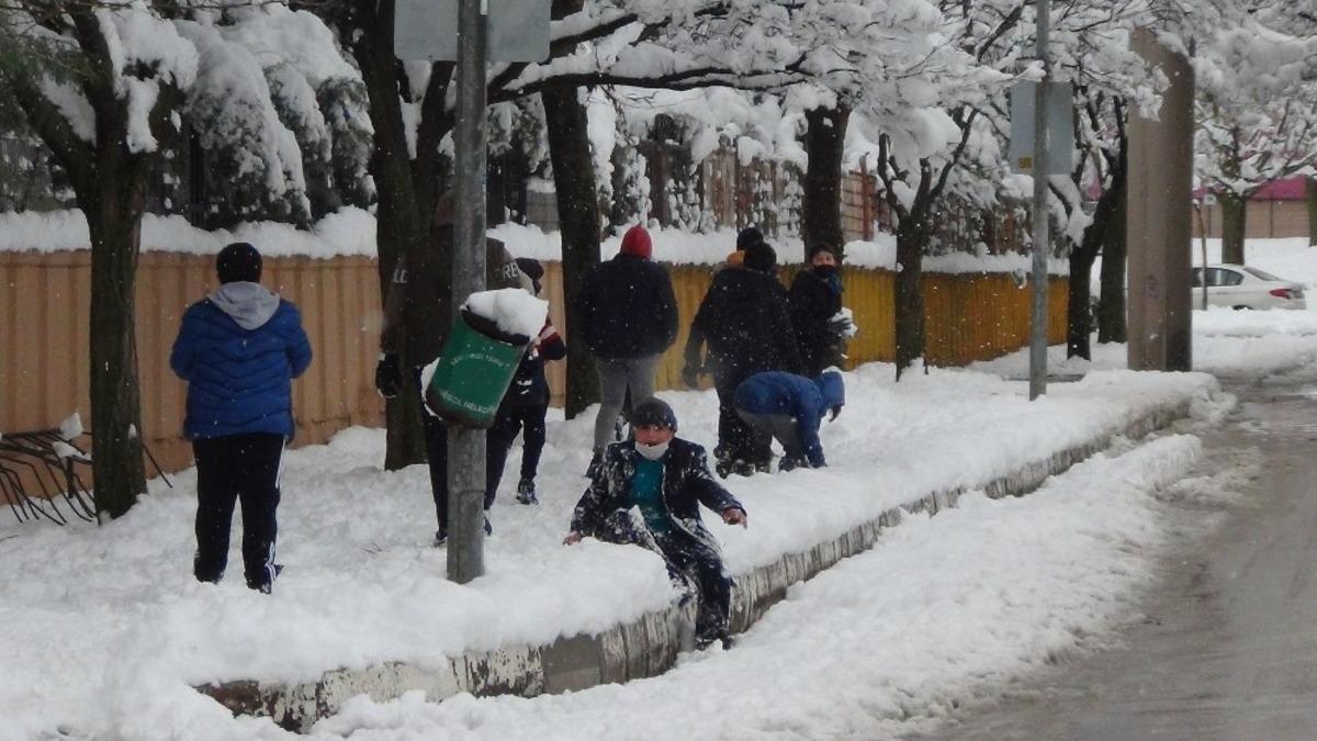 Kar yağışına dayanamayan ağa&ccedil;lar kırıldı
