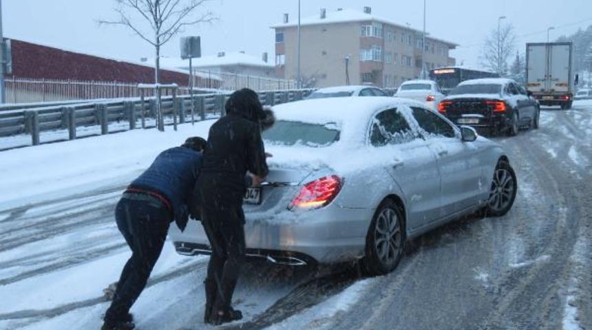 Yer: İstanbul! Araçlar buzlanan yolda kaydı, sürücüler zor anlar yaşadı