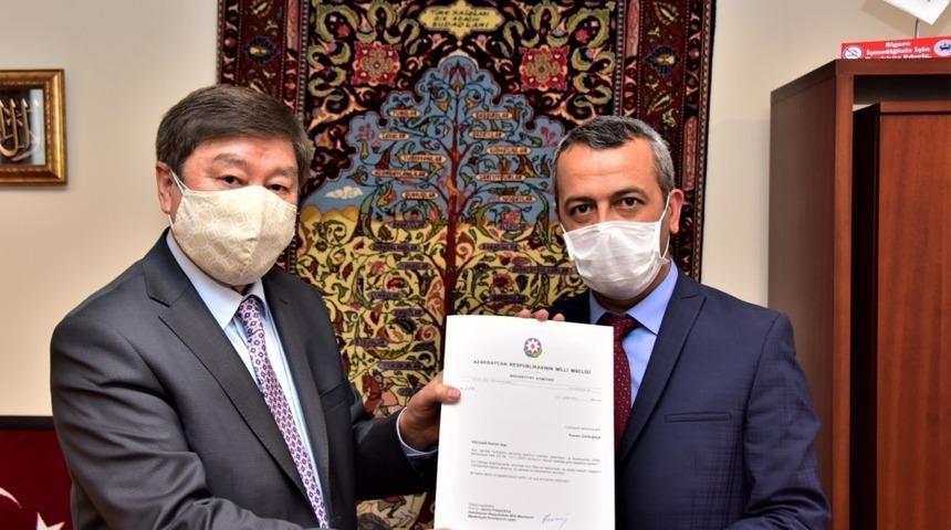 Şair &Ccedil;arboğa&rsquo;ya Azerbaycan ve T&uuml;rksoy&rsquo;dan &Ouml;d&uuml;l