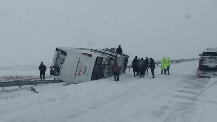 Fatsa Belediyespor kafilesini taşıyan otobüs devrildi G3