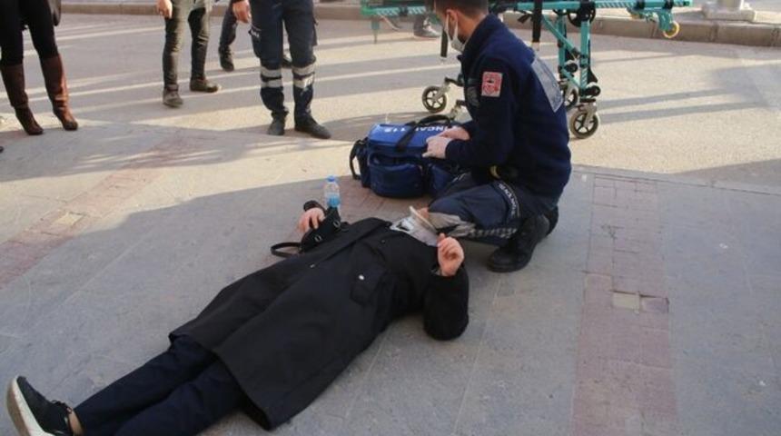 Kafasına tabela düşen kadın ölümden döndü