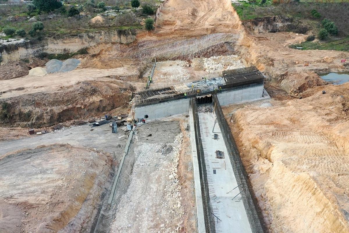 B&uuml;y&uuml;kşehir Belediyesi ekipleri, 4. &Ccedil;evre Yolu i&ccedil;in gece g&uuml;nd&uuml;z &ccedil;alışıyor