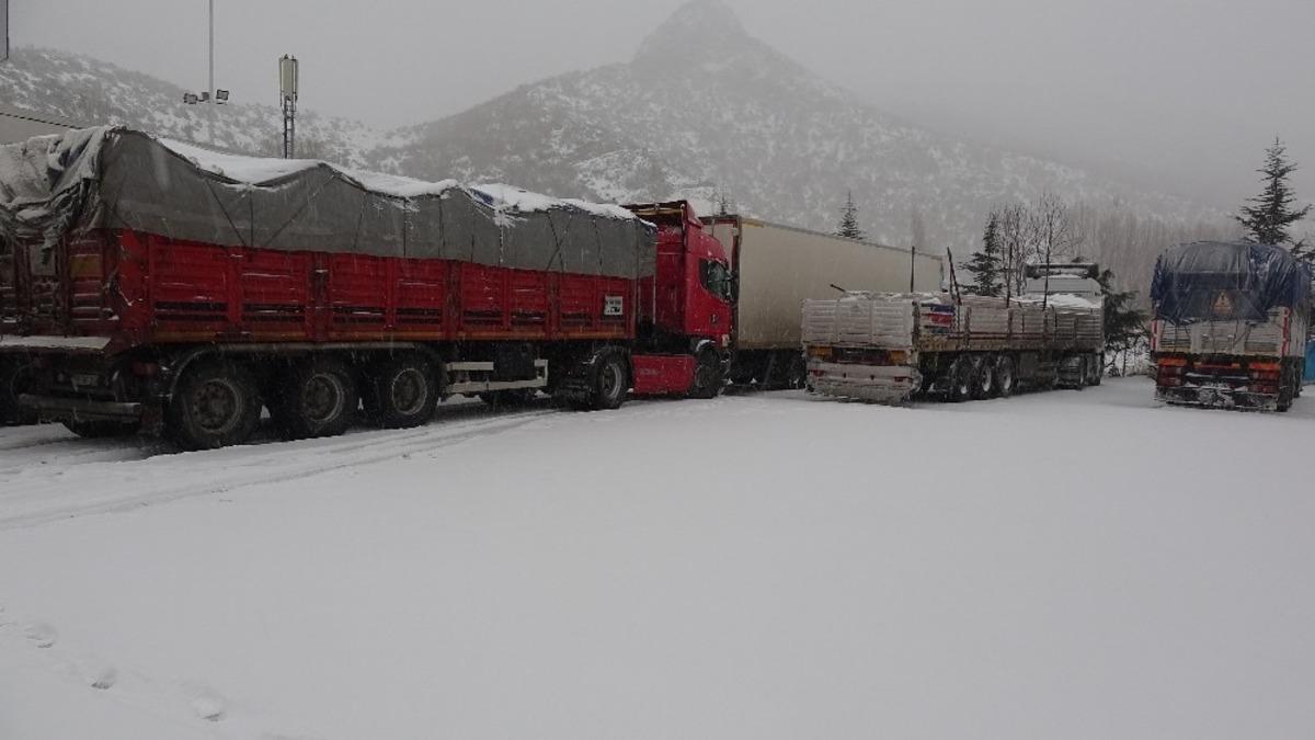 Tokat&rsquo;ta ulaşıma kar engeli