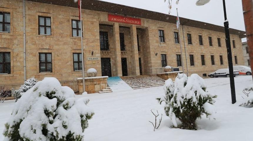 Amasya&rsquo;da eğitime bir g&uuml;nl&uuml;k kar engeli