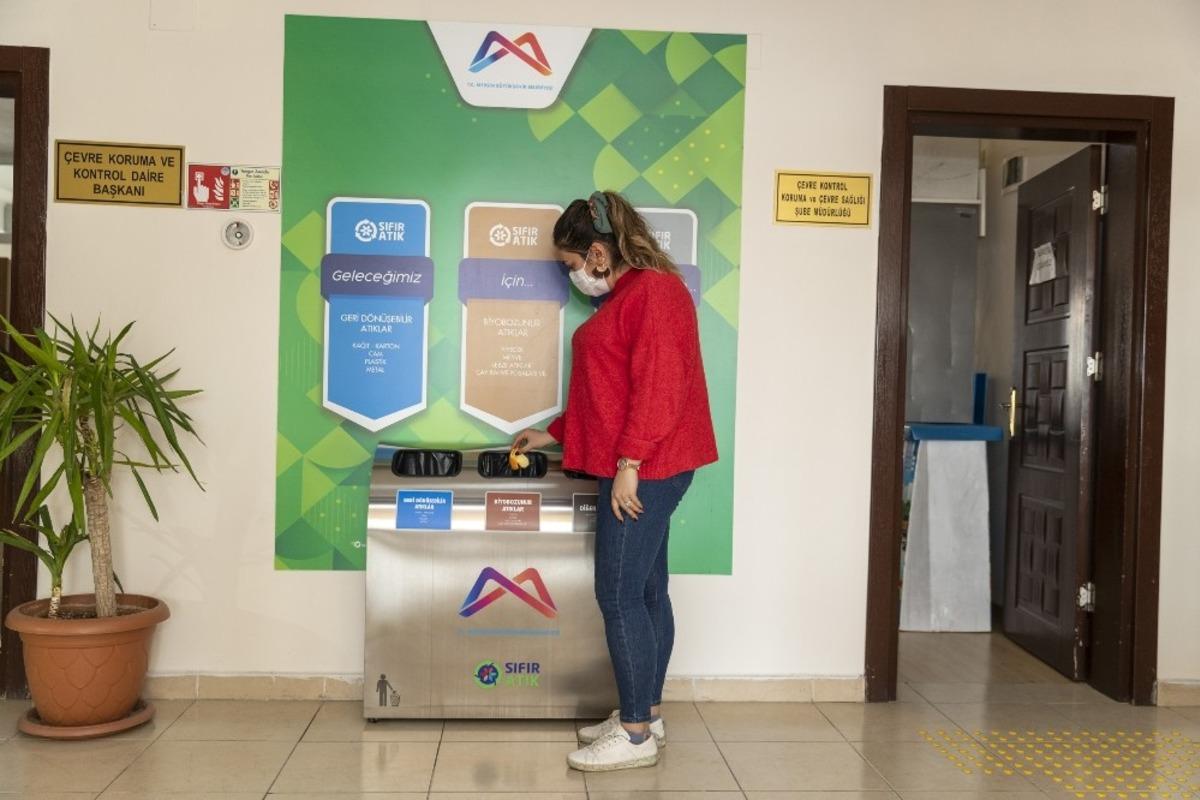 Mersin B&uuml;y&uuml;kşehir Belediyesi, 33 hizmet binasına Sıfır Atık Belgesini asıyor