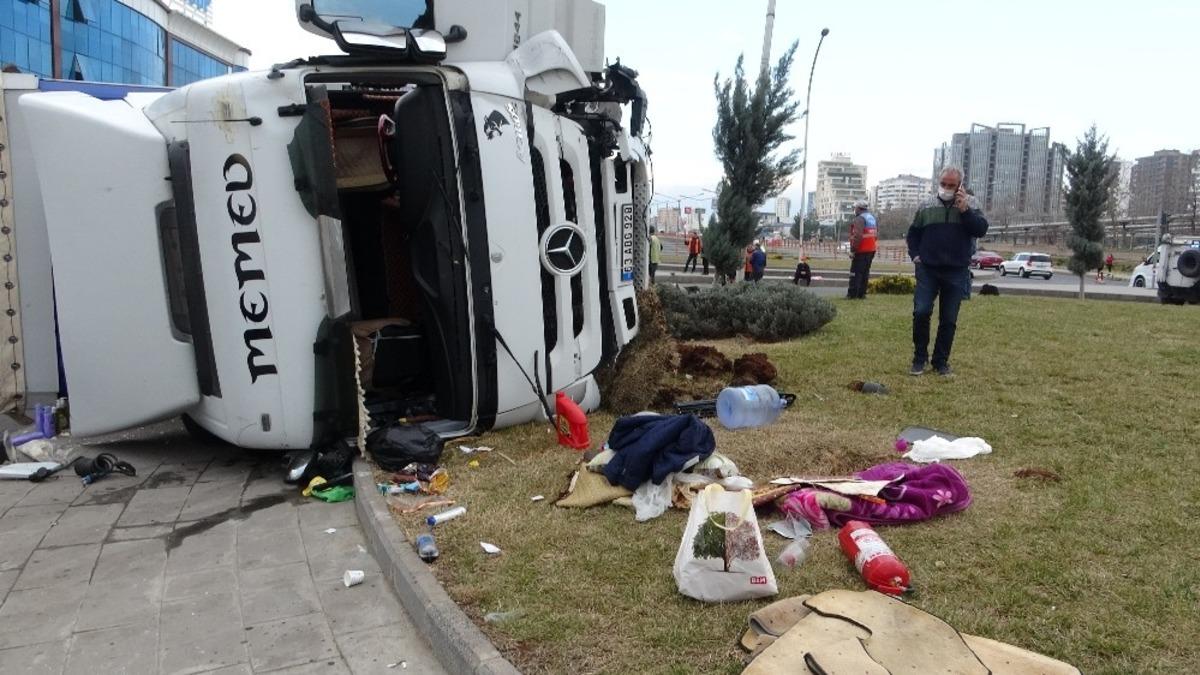 Diyarbakır&rsquo;da tır devrildi, karayolu ulaşıma kapandı