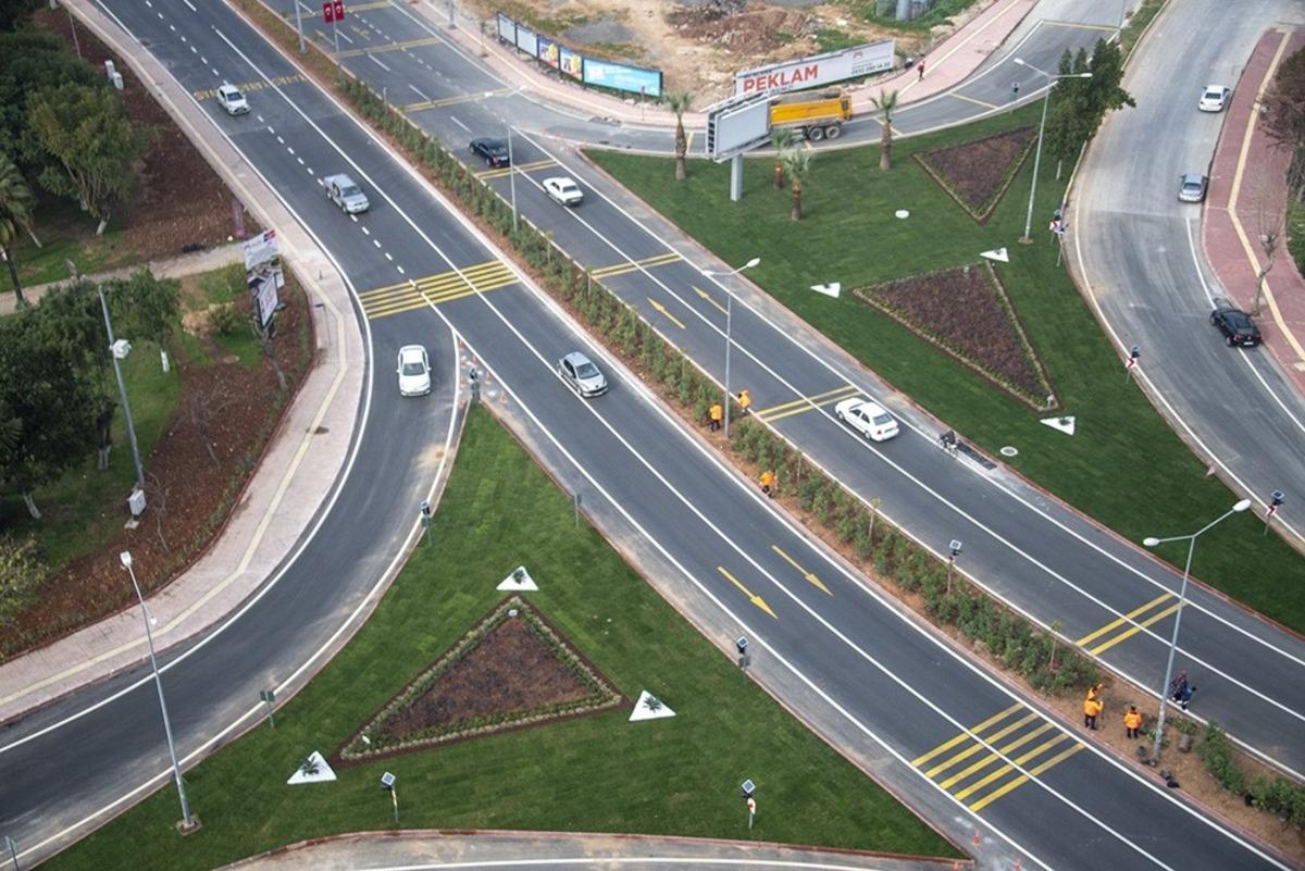 Katlı kavşak peyzaj d&uuml;zenlemesi ile renkleniyor