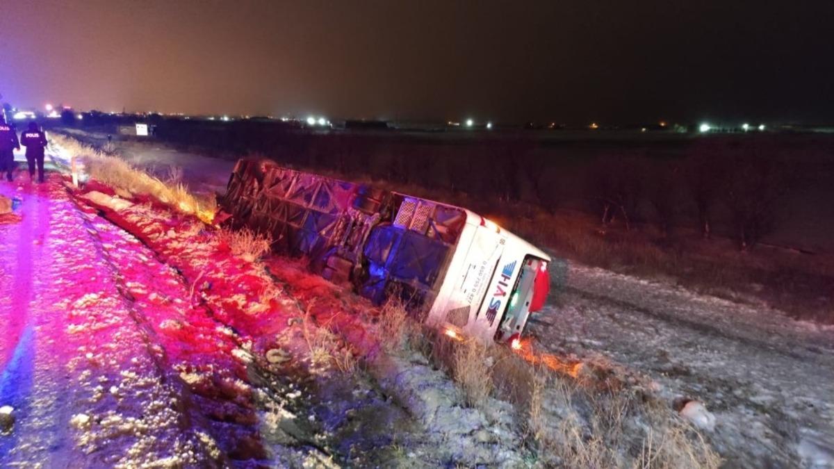 Devrilen tıra yardım i&ccedil;in duran otomobile otob&uuml;s &ccedil;arptı: 5 &ouml;l&uuml;, 32 yaralı