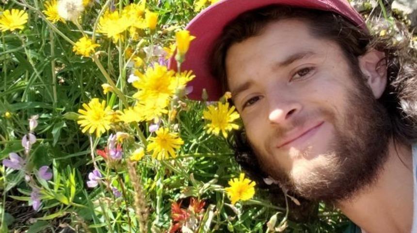 Babası hakkındaki gerçeği öğrenen genç, kardeşlerinden biriyle flört etmekten korkuyor