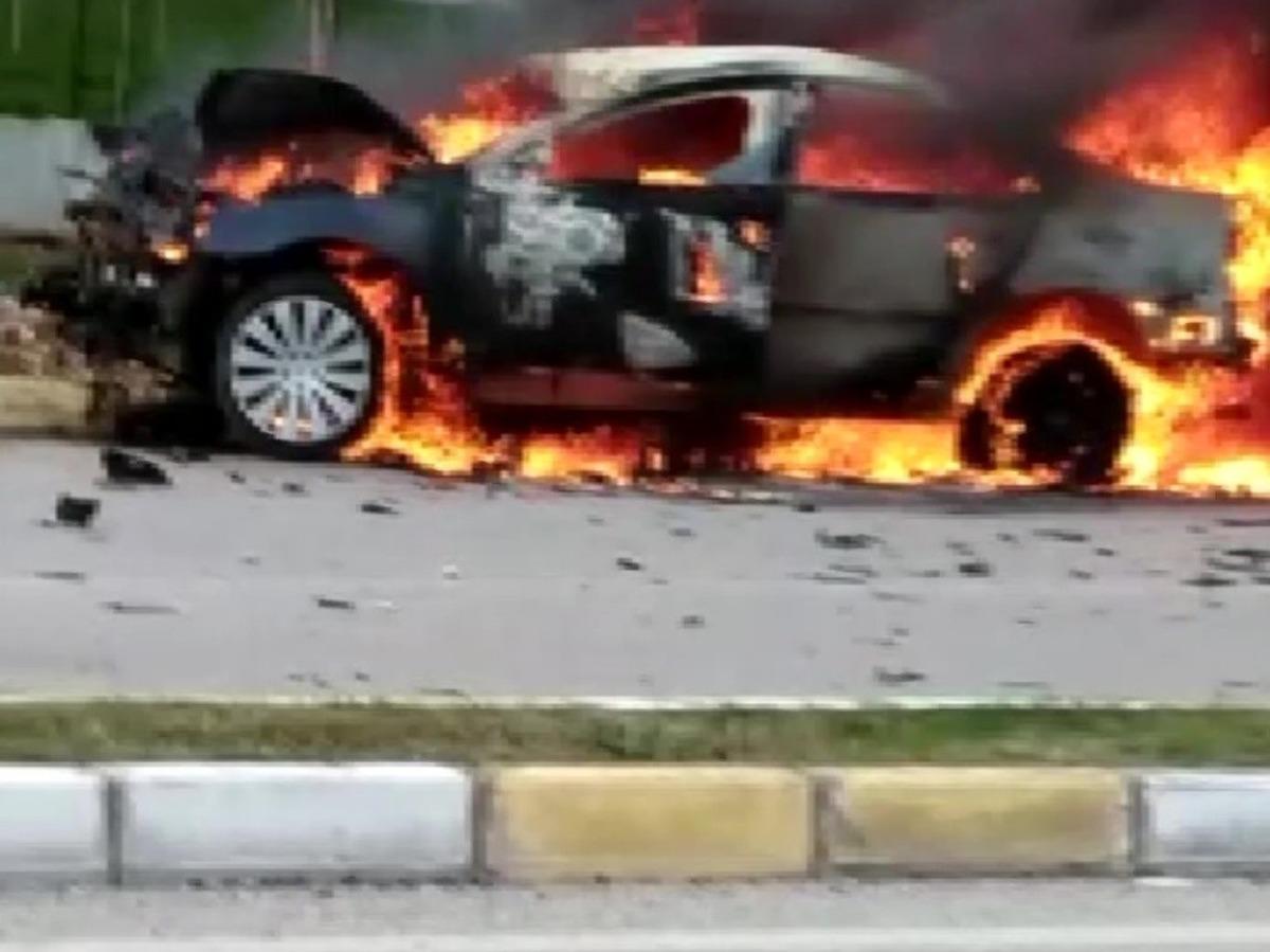 Kamyona &ccedil;arpan otomobil alev alev yandı