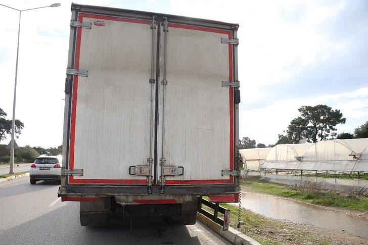 Kamyona çarpan otomobil alev alev yandı G2