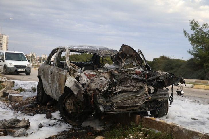 Kamyona çarpan otomobil alev alev yandı G5