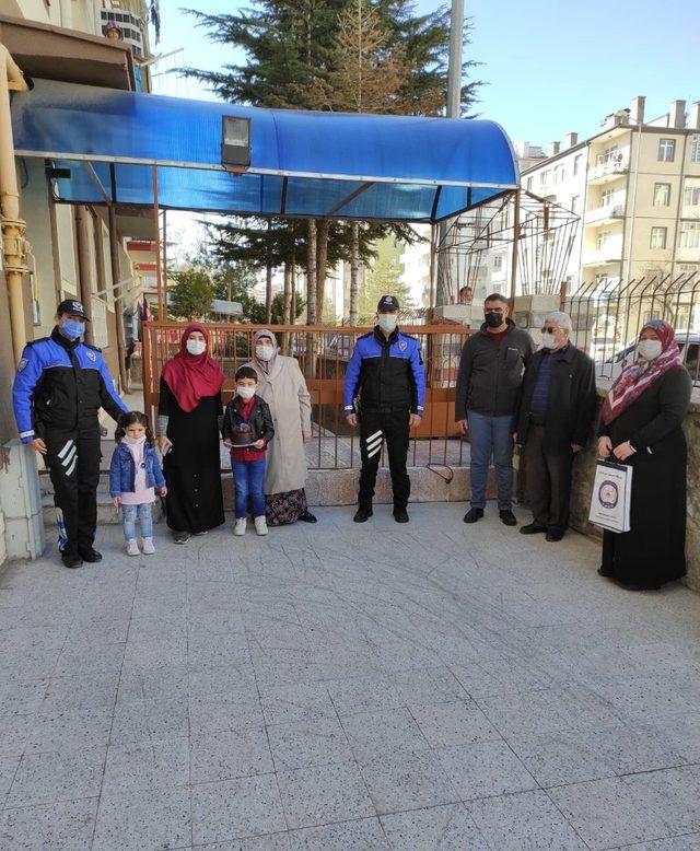 Kayseri polisinden küçük Abdullah’a sürpriz doğum günü