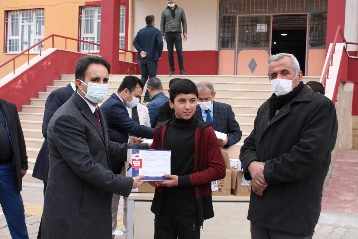 Midyat&rsquo;ta &ouml;ğrencilere tablet dağıtıldı