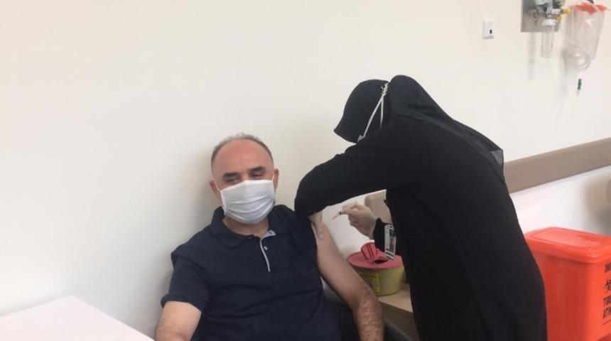 Kayseri Valisi Şehmus G&uuml;naydın korona vir&uuml;s aşısı oldu