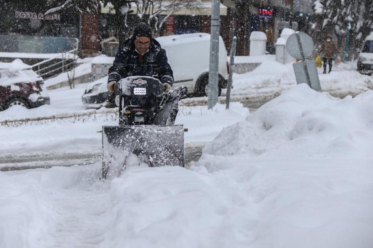 Karla m&uuml;cadele ekipleri 24 saat esasına g&ouml;re &ccedil;alışıyor