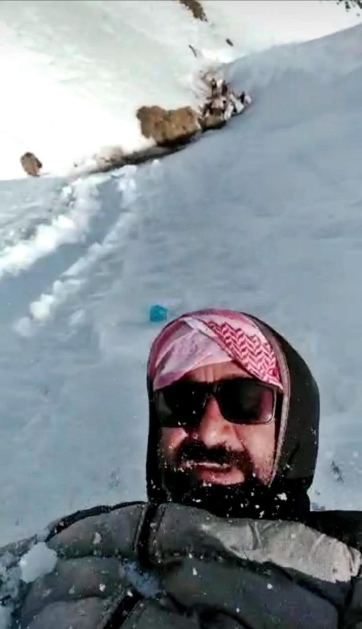 Y&uuml;ksekovalı gencin sırt &uuml;st&uuml; kayma keyfi