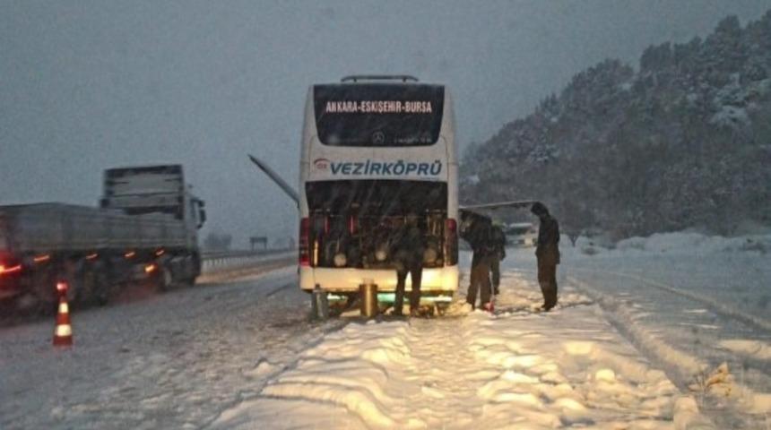 Yolda mahsur kalan yolcuların yardımına koştular