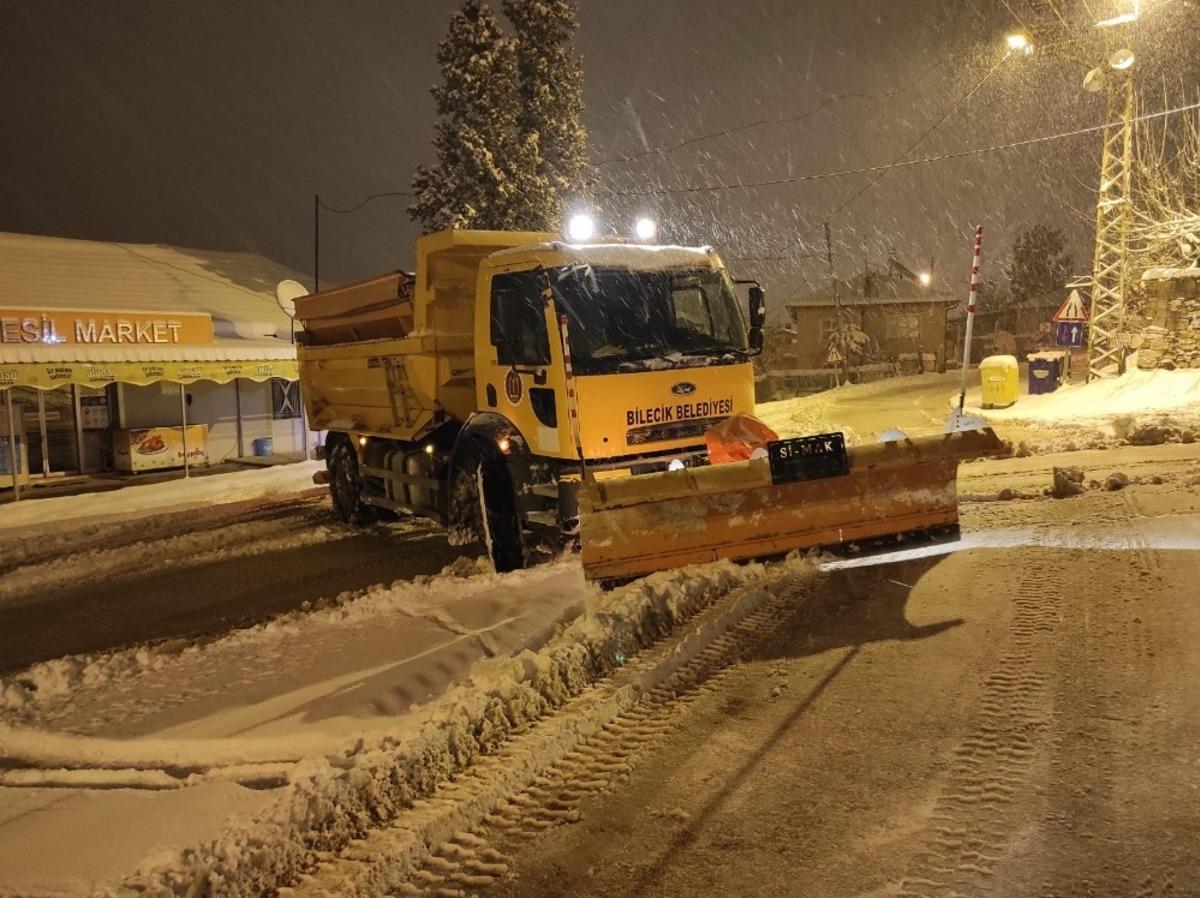 Belediye ekipleri t&uuml;m gece mesai yaptı