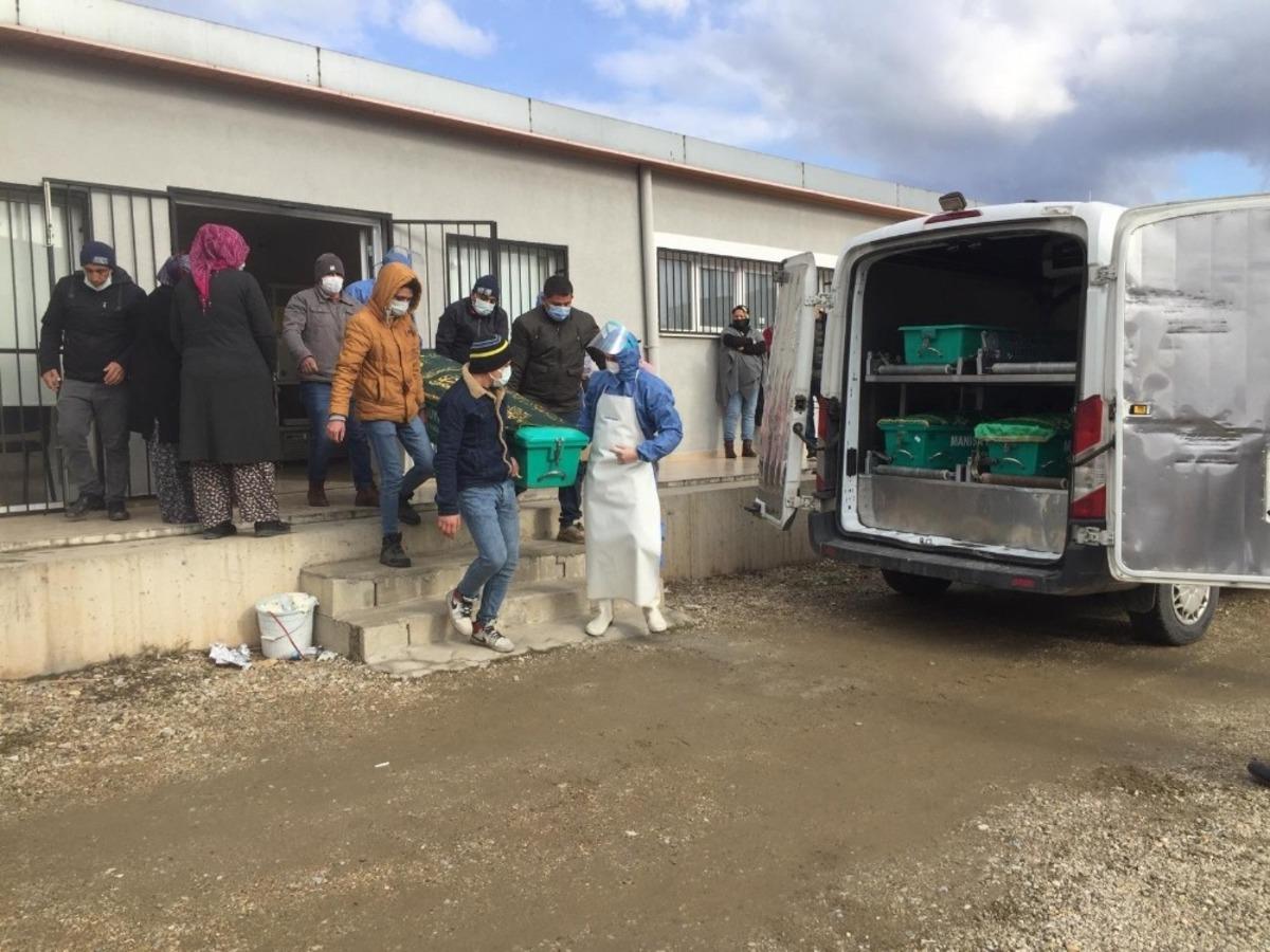 Aile katliamında &ouml;len 3 kişinin cenazesi morgdan alındı