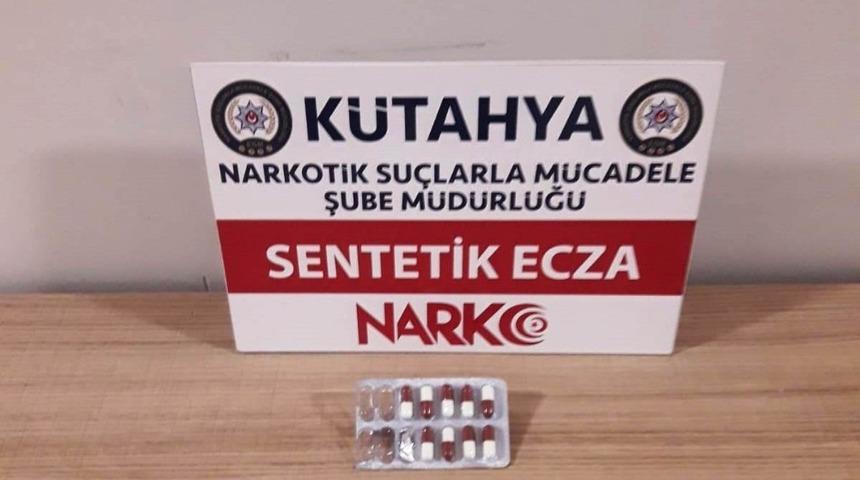 K&uuml;tahya&rsquo;da bir yolcunun &uuml;zerinde uyuşturucu hap ele ge&ccedil;irildi